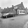 Pand onder een zadeldak met het nr. 42. Topgevel aan de Vrouwenpolderseweg. Op de hoek ingebroken winkelpui