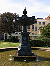 Vlissingen-Bellamypark-fontein-ro2982 - Rijksmonumenten Fontein voor Betje Wolff en Aagje Deken op het Bellamypark (tegenover nr 48) te Vlissingen tijdens Open Monumentendag 2010. 