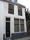 Huis met geverfde rechte gevel, waarschijnlijk ingekort