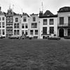 Huis met gepleisterde lijstgevel. Lijstfries voorzien van consoles. Vorkankers