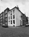 Gepleisterd hoekpandmet gevels onder rechte kroonlijsten. In de zijgevel een deur met omlijsting van pilasters en hoofdgestel, bovenlicht en stoep