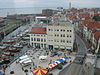 Zeilmarkt 22 Vlissingen -  Zeilmarkt 22 Vlissingen, Hoekpand met twee verdiepingen en zadeldak tussen puntgevels met rollagen. Voorgevel met cordonlijsten, geprofileerde vensteromlijstingen en houten kroonlijst met in het fries spiegels en consoles. Voluutbekroningen boven de vensters 