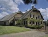Overzicht voorgevel boerderij met schuur