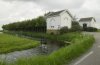 Overzicht stenen baarhuisjes bij het toegangshek van de begraafplaats te Aarlanderveen