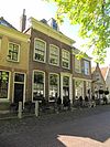 Huis met lijstgevel van parterre en verdieping