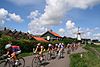 Rondje langs de molen -  Ronde van Zuidland. De wielrensters rijden langs de molen 