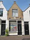 Huis met geverfde puntgevel ca