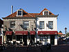 Brielle - Vischstraat 21 - 25 -  Vischstraat 21 - 25, Rijksmonument nr: 10885 em 10886 Nr 21. Lijstgevel ca. 1800 voor huis van parterre en verdieping met schilddak. In de verdiepingsvensters roedenverdeling stijl XVIII. Nr 25 Hoekpand Lijnbaan (XVIII) van parterre en verdieping met schilddak. Voorgevel gesausd, zijgevel a.d. Lijnbaan geel gepleisterd. Hierin vensters met ramen ca. 1800. 