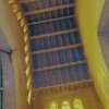 Interieur,close-up van plafondschilderingen in koor
