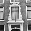 Venster met gesneden omlijsting boven voordeur - Brielle - 20307258 - RCE -  Kantongerecht: Venster met gesneden omlijsting boven voordeur 