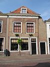 Gepleisterde gevel onder kroonlijst