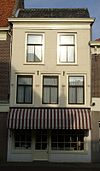 Gepleisterde lijstgevel voor woonhuis van parterre en verdieping met schilddak