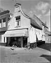 Hoekpand met gepleisterd tuitgeveltje en driehoekig fronton