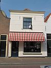 Eenvoudige lijstgevel, gepleisterd, voor huis van parterre en zolderverdieping