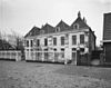 De voorgevel tijdens herstel van het pleisterwerk - Brielle - 20042765 - RCE -  Merulaweeshuis: De voorgevel tijdens herstel van het pleisterwerk 