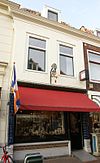 Huis met gepleisterde lijstgevel