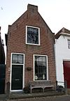 Huis met eenvoudige puntgevel