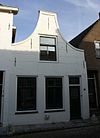 Huis met gepleisterde tuitgevel