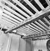Interieur- de beschilderde moerbalken onder het vroeg-17de-eeuwse stucplafond op de verdieping, tijdens de restauratie - Brielle - 20042529 - RCE -  Kantongerecht: Interieur: de beschilderde moerbalken onder het vroeg-17de-eeuwse stucplafond op de verdieping, tijdens de restauratie 