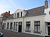 Brede lijstgevel voor huis van alleen begane grond onder zadeldak
