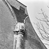 Detail van de oostgevel- vieringpijler met kapiteel - Brielle - 20042707 - RCE -  Grote kerk of Catharijnekerk: Detail van de oostgevel: vieringpijler met kapiteel 