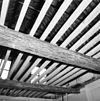 Interieur- de beschilderde moerbalken onder het vroeg-17de-eeuwse stucplafond op de verdieping, tijdens de restauratie - Brielle - 20042527 - RCE -  Kantongerecht: Interieur: de beschilderde moerbalken onder het vroeg-17de-eeuwse stucplafond op de verdieping, tijdens de restauratie 