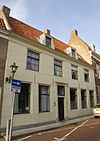 Woonhuis met gepleisterde lijstgevel