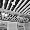 Interieur- een van de beschilderde moerbalken onder het vroeg-17de-eeuwse stucplafond op de verdieping - Brielle - 20042532 - RCE -  Kantongerecht: Interieur: een van de beschilderde moerbalken onder het vroeg-17de-eeuwse stucplafond op de verdieping 