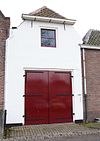 Pakhuisje achter lijstgevel met afgeschuinde zijkanten