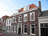 Breed patriciershuis van parterre en verdieping ter breedte van vijf vensterassen