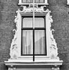Venster met gesneden omlijsting boven voordeur - Brielle - 20307260 - RCE -  Kantongerecht: Venster met gesneden omlijsting boven voordeur 