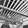 Interieur- de beschilderde moerbalken onder het vroeg-17de-eeuwse stucplafond op de verdieping, tijdens de restauratie - Brielle - 20042526 - RCE -  Kantongerecht: Interieur: de beschilderde moerbalken onder het vroeg-17de-eeuwse stucplafond op de verdieping, tijdens de restauratie 