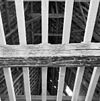 Interieur- een van de beschilderde moerbalken onder het vroeg-17de-eeuwse stucplafond op de verdieping - Brielle - 20042536 - RCE -  Kantongerecht: Interieur: een van de beschilderde moerbalken onder het vroeg-17de-eeuwse stucplafond op de verdieping 