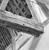 Interieur- een van de beschilderde moerbalken onder het vroeg-17de-eeuwse stucplafond op de verdieping - Brielle - 20042530 - RCE -  Kantongerecht: Interieur: een van de beschilderde moerbalken onder het vroeg-17de-eeuwse stucplafond op de verdieping 