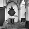Interieur- het oostelijk uiteinde van de noorderzijbeuk, met het bord van het Nicolaasgilde - Brielle - 20042713 - RCE -  Grote kerk of Catharijnekerk: Interieur: het oostelijk uiteinde van de noorderzijbeuk, met het bord van het Nicolaasgilde 