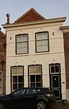 Gepleisterde lijstgevel voor huis van parterre en zolderverdieping