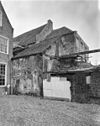 De achterste gedeelten van zij- en hoofdhuis, gezien vanuit de tuin van Nobelstraat 21-23 - Brielle - 20043180 - RCE -  woonhuis: De achterste gedeelten van zij- en hoofdhuis, gezien vanuit de tuin van Nobelstraat 21-23 