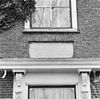 Exterieur WOONHUIS, VOORGEVEL, GEDENKSTEEN - Klaaswaal - 20287881 - RCE -  HOEVE STRIJENDAAL: Exterieur WOONHUIS, VOORGEVEL, GEDENKSTEEN 