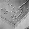 Interieur, stucwerk plafond regentenkamer, detail hoek - Delft - 20336048 - RCE -  Fundatie van Renswoude: Interieur, stucwerk plafond regentenkamer, detail hoek (opmerking: Gefotografeerd voor Huizen in Nederland, Hendrick de Keyser) 
