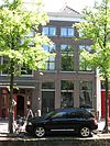 Pand met lage bovenverdieping en eenvoudige lijstgevel