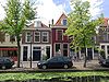 Eenvoudige, gave lijstgevel van parterre en verdieping