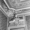 Interieur achterkamer, bekroning deur - Delft - 20052351 - RCE -  interieur achterkamer, bekroning deur 
