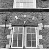 Gedeelte venster aan de binnenplaats - Delft - 20049167 - RCE -  Arsenaal = Armamentarium: gedeelte venster aan de binnenplaats 
