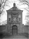 Poortgebouw met het wapen van de Generaliteit - Delft - 20049105 - RCE -  Generaliteits-kruitmagazijn: Poortgebouw met het wapen van de Generaliteit (opmerking: In: Buiten ; 11(1917), nr. 3, p. 31) 
