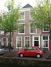 Pand met schilddak. Voorgevel onder houten kroonlijst