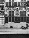 Detail van de voorgevel van het Gemeenlandshuis, vensters met luiken - Delft - 20048691 - RCE -  Gemeenlandshuis van Delfland: Detail van de voorgevel van het Gemeenlandshuis, vensters met luiken 