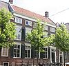 Pand ter breedte van vijf vensterassen, parterre, verdieping en lage bovenverdieping