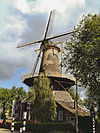 De Roos Delf 2 -  Plaats Delft Bouwjaar 1679 Type stellingmolen Kenmerken Ronde stenen molen op zeskante stenen onderbouw Functie korenmolen Bestemming Het malen van graan op vrijwillige basis 