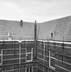Gedeelte gevel en kap aan de binnenplaats - Delft - 20049173 - RCE -  Arsenaal = Armamentarium: gedeelte gevel en kap aan de binnenplaats 