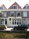 Pand met hoog schilddak, gedekt door moderne pannen